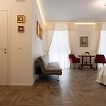 La Degli Specchi Piazza Unità D'italia