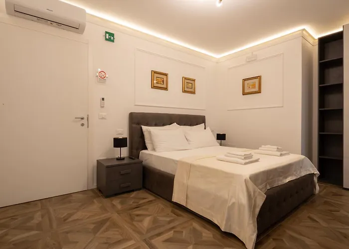 La Degli Specchi Piazza Unità D'italia Bed & Breakfast