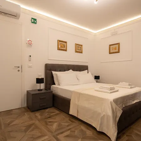 La Degli Specchi Piazza Unita D'italia Nocleg ze śniadaniem
