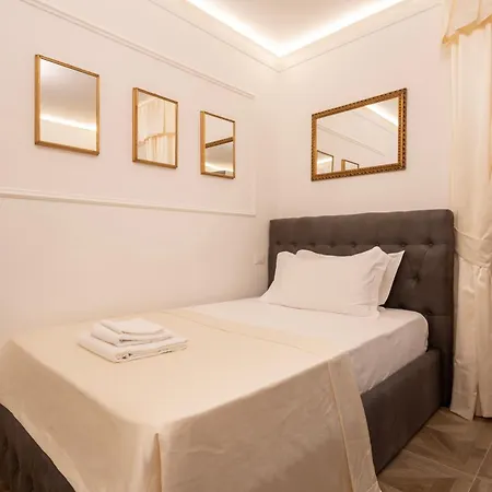 La Degli Specchi Piazza Unita D'italia 住宿加早餐酒店 3*